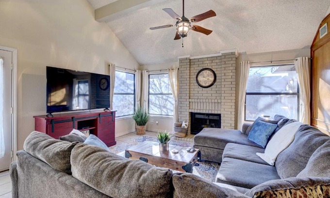 South Arlington Casa | 4 Mi to Joe Pool Lake Home in Grand Prairie