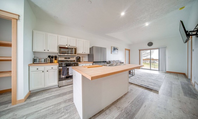 Erie Condominio | Erie Condo Near Lake w/ Golf Views & Balcony