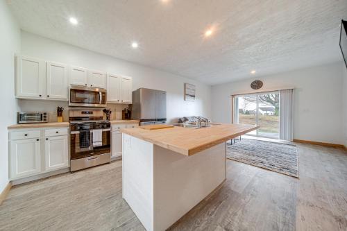 Erie Apartamento | 4 Mi to Lake Golf-View Erie Condo with Porch
