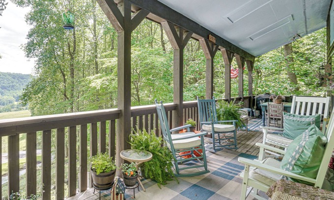 Robbinsville Cabina | 4 Mi to Lake Santeetlah: Cabin w/ Deck & Views
