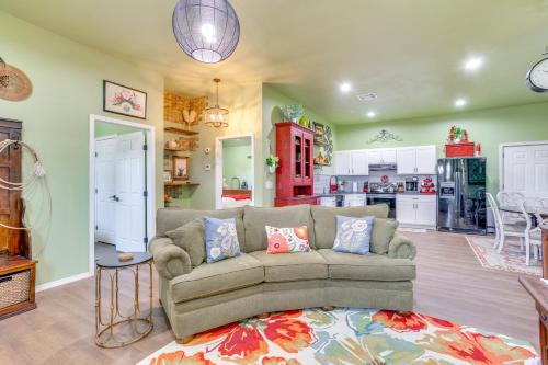 Guthrie Casa | 4 Mi to Lazy E Arena Horse Lovers Haven with Grill