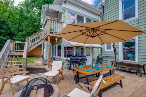 Lynchburg Casa | 4 Mi to Liberty U Huge Home with Yard and Hot Tub