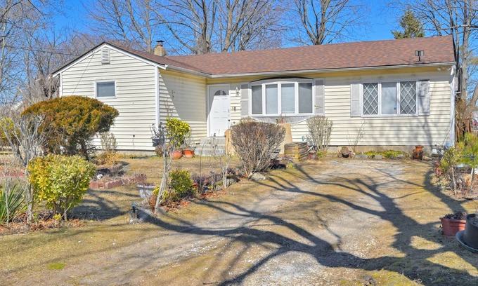 West Babylon Casa | 4 Mi to LIRR Station: 'Nice Home' in West Babylon!