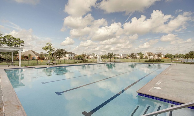 Klein Cabaña | 4 Mi to Six Flags: Spring Vacation Home