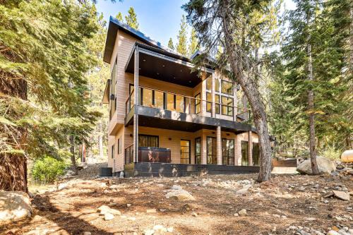 Pla-Vada Woodlands Casa | 4 Mi to Soda Springs Resort Hot Tub Hideaway!