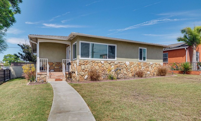 Los Angeles Casa | 4 Mi to SoFi Stadium, Fenced Yard: Modern Retreat!