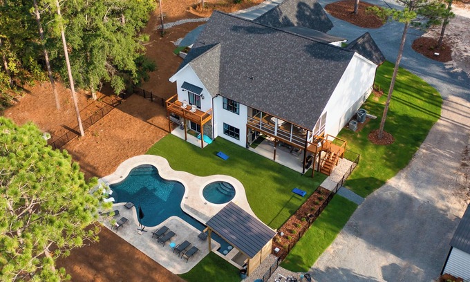 Aberdeen Casa | 4 Miles to NO. 2! Large private home with Guitar Shaped Pool!