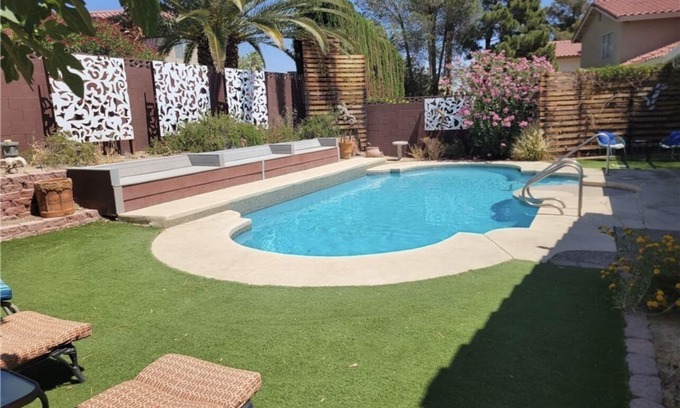 Paradise Casa | 4 miles to Strip / Big house with pool