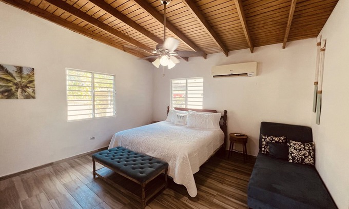 Stella Casa | 4 min walk to corcega beach or just relax in the jacuzzi!!