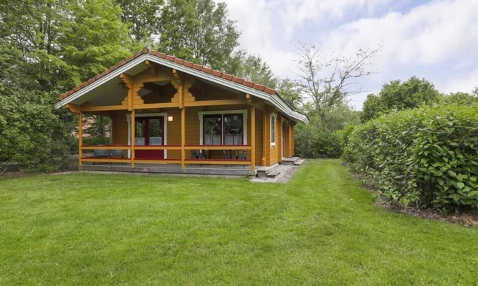 Gramsbergen Casa | 4-person bungalow with private sauna, veranda, dishwasher and washing machine at park ’t Hooge Holt near Gramsbergen and nature.