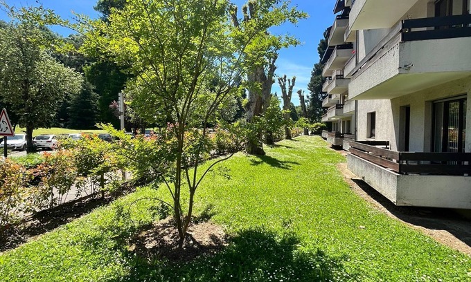 Saint-Martin-d'Uriage Apartamento | 4-person ground-floor apartment, in the center of town and facing Parc d'Uriage, close to amenities