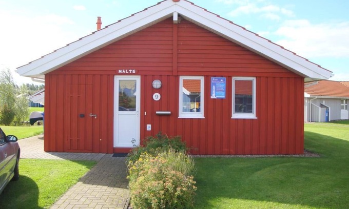 Norderteil Casa | 4-person vacation home with private jetty, direct lakeside location, canoe, sauna and wood-burning stove in Otterndorf