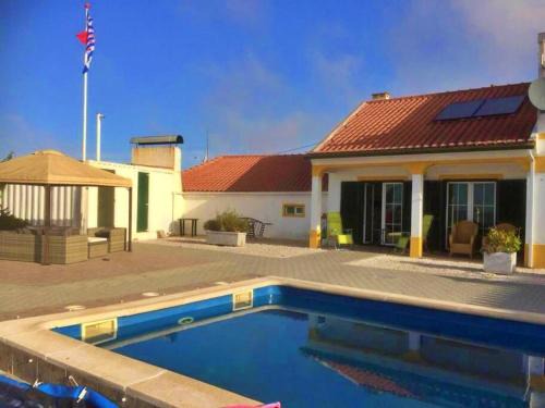 Avis Apartamento | 4 Persoons Woning met Zwembad. Rustig gelegen.
