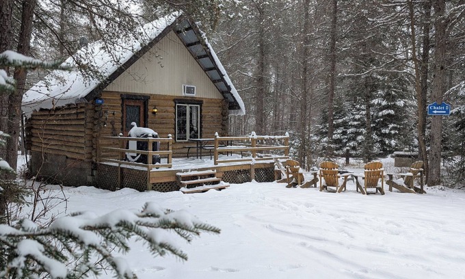 Riviere-Rouge Chalet De Esquí | 4 - Prunier : Chaleureux chalet en bois rond au bord de la belle Rivière Rouge