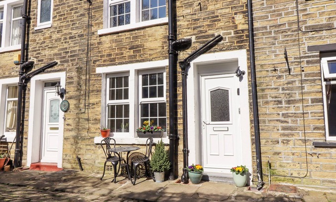 Halifax Cabaña | 4 PULMANS PLACE, pet friendly, character holiday cottage in Halifax