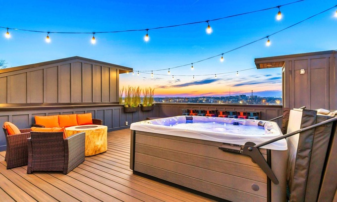 Hurwood Heights Casa | 4 Rooftop Decks 4 Hot Tubs Game Rooms Sauna