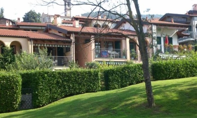 Montegrino Valtravaglia Apartamento | Apartamento de 4 piezas en una elegante residencia con piscina y pista de tenis