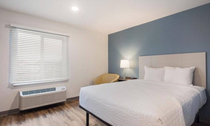 Newnan Hotel | 4 Room Private Stay w/ Queen Bed, Kitchen & Dining Near Ashley Park Shops