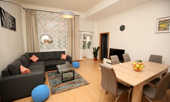 Prague 2 Apartamento | 4 Rooms King Beds Centre AC Balcony Netflix