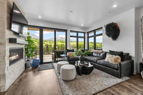 Silverthorne Casa | 4-Season Modern Mountain Penthouse with Private Hot Tub & Scenic Views