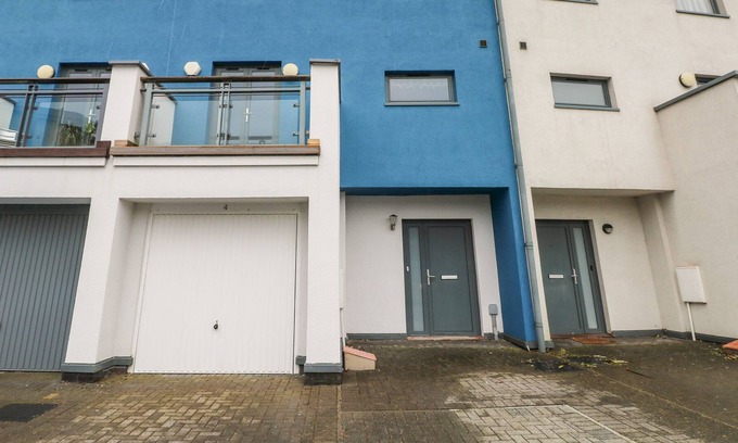 Castle Casa | 4 ST.STEPHENS COURT, pet friendly, country holiday cottage in Swansea