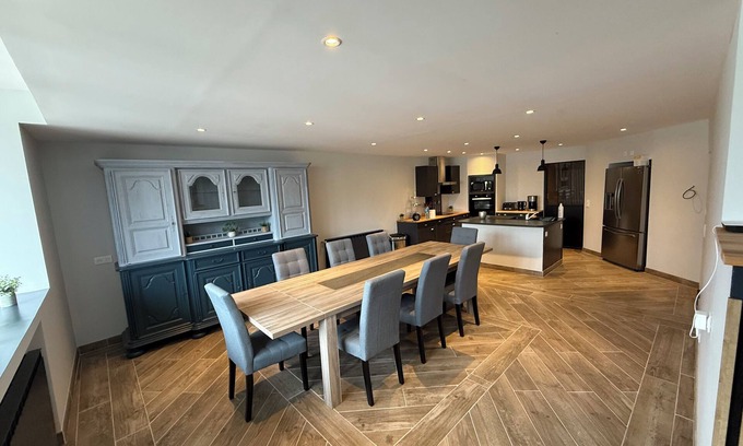 Saint-Parize-le-Chatel Casa | 4-star business residence with large private parking area