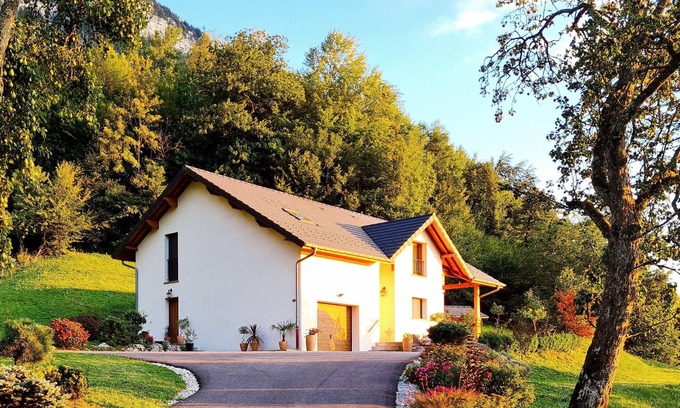 Aiguebelette-le-Lac Casa | Casa rural de 4 estrellas, 10 personas, con SPA, a 2 minutos del lago. Vista al lago