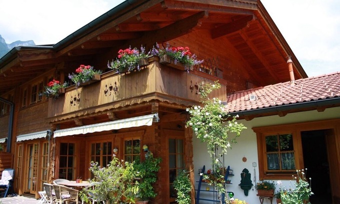 Garmisch-Partenkirchen Casa | Casa de vacaciones de cuatro estrellas con maravillosas vistas a la montaña y un gran jardín privado