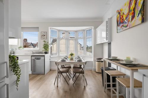 Plymouth Casa | 4 storey townhouse with modern accessible apartment, inside jaccuzi bath, 5 bedrooms, secure off road parking, near football golf, pitch and putt, tennis courts, Argyle, eateries, microbrewery, pubs, boutique shops and salons