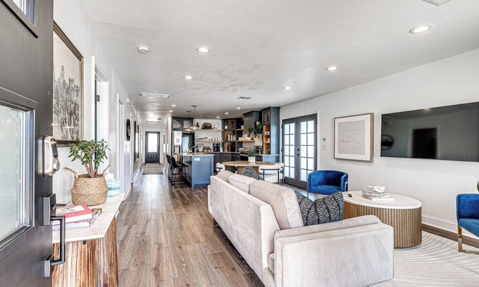Central Oklahoma City Casa | 4 sumptuous bedrooms · 2 full baths · S. Downtown OKC park view · Pet-friendly