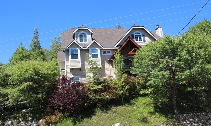 Lake Arrowhead Casa | ¡Fechas reducidas en agosto! Casa de 4000sf ~ rm de juego de 1000sf ~ Kayak ~ chimenea exterior ~ Postes