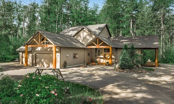 Mount Hood Village Casa | 4000sqft, 1-acre Custom Cabin Retreat w Game Room, Hot Tub & Sauna @Mt Hood