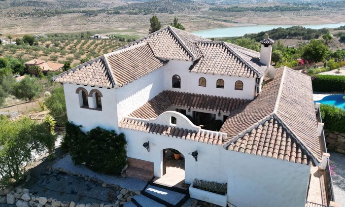 Vinuela Casa | Rústica Cortijo español con unas impresionantes Vistas del lago y Montaña