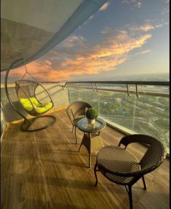 Noida Apartamento | 40th Floor River View Supernova