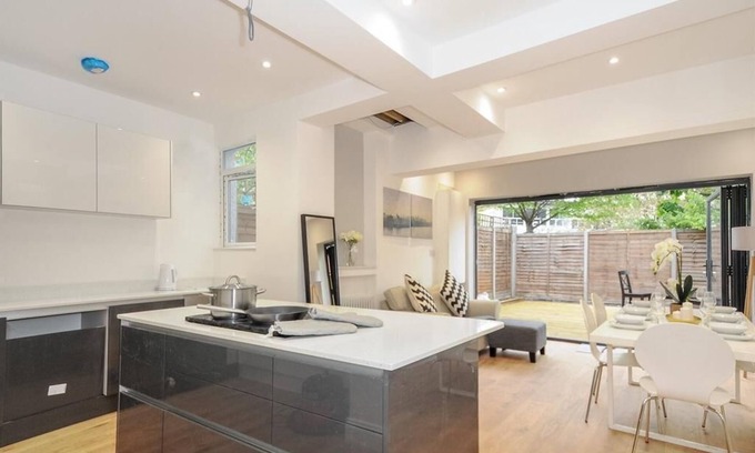 West Hill Casa | 41 Pirbright Rd