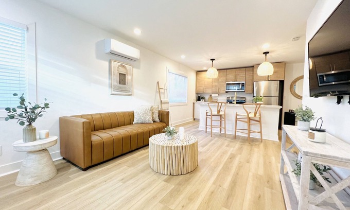 Corridor Casa | 4169-Quaint, Newly renovated