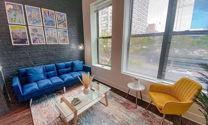 Near South Side Apartamento | 420 friendly beautiful unit with optional parking and sleeps 6