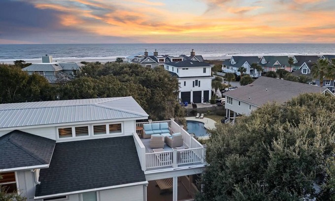 Isle of Palms Casa | 4202 Palm Blvd.- 7 bedrooms, pool, putting green, Ocean side of Palm Blvd.