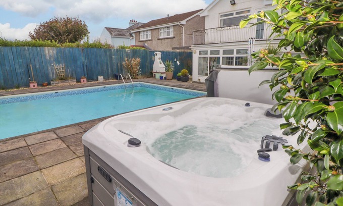 Milford Haven Cabaña | 44 HONEYBOROUGH ROAD, pet friendly, with pool in Neyland