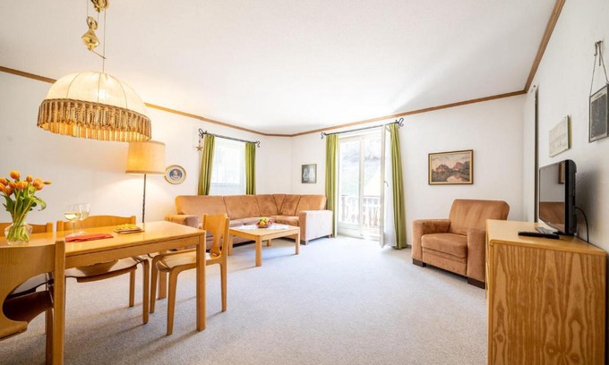 Vulpera Apartamento | 4402 Geraeumige, zweckmaessig eingerichtete Maisonette-Wohnung mit mit Blick auf die Villa Engiadina