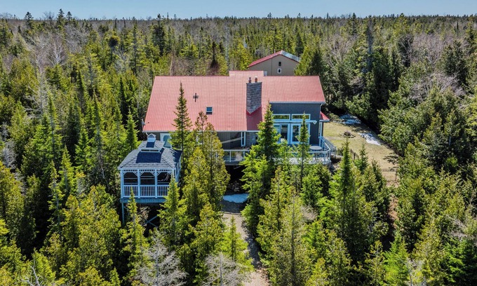 Tobermory Cabaña | 45 Degrees North -Tobermory Hot Tub & Games Room