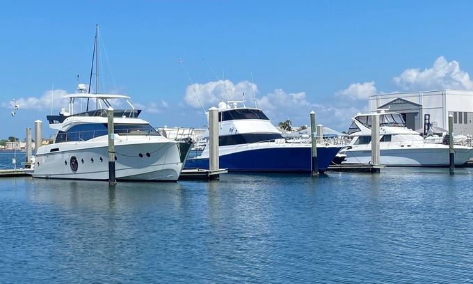 Tampa Alquiler De Eote | 48’ Hattaras Sport Yacht onTreasure Island inter coastal near johns pass village