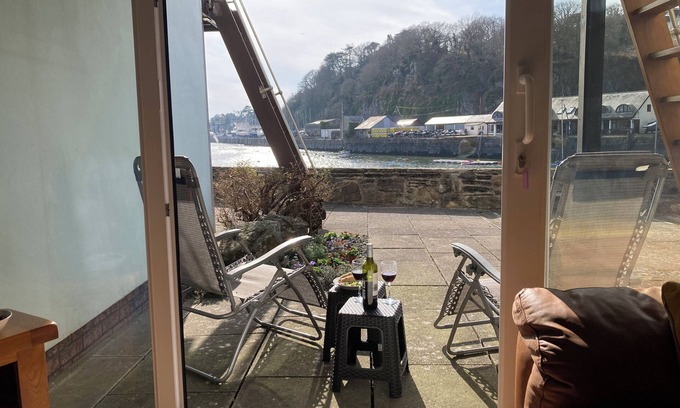 Borth-y-Gest Cabaña | 48A SOUTH SNOWDON WHARF, romantic, with a garden in Porthmadog