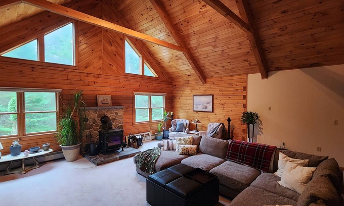 Thornton Casa | 4b2b true Log retreat in the heart of the Whites