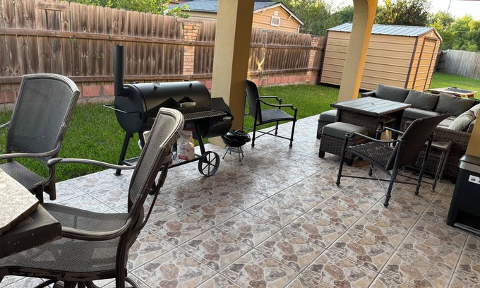 Brownsville Casa | 4bd 2.5ba Backyard WiFi Close proximity to SPI, Space X, stores, gyms, mall etc