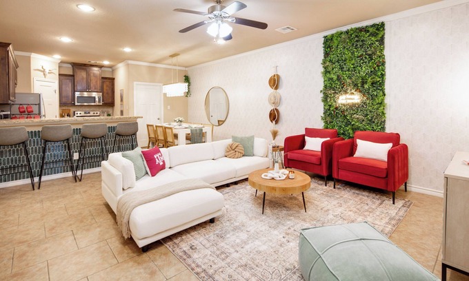 Wellborn Casa | 4bd/4bath w/ Community Pool & Beach Volleyball - 6mins to Kyle Field