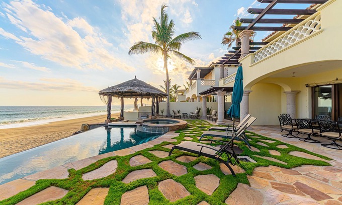 Buzzards Casa | 4BD Beachfront Villa with infinity pool and jacuzzi