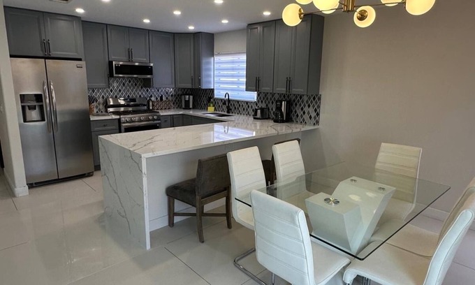 Summerlin Casa | 4bd Home w/big sun deck, pool, BBQ, Hot tub, Pet friendly, short ride to Strip