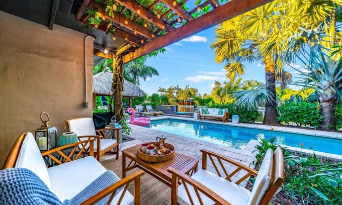 Wilton Manors Casa | 4Bd/Htd Pool/4 Min to Beach/Tiki/On Water/Hotub