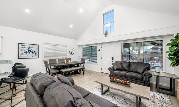 Lampe Casa | 4BD LODGE at Table Rock Lake - Near Marina ~ Pool ~ FREE TICKETS INCLUDED! (THE BBH)